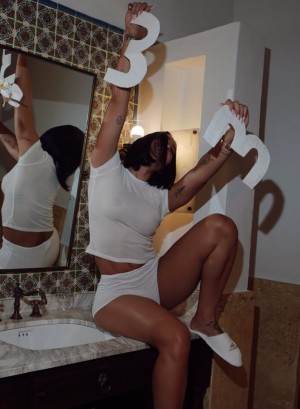 Andrea Valdiri Photo #21