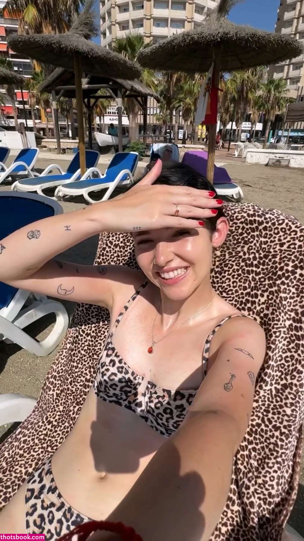 Holly Laing Photo #7