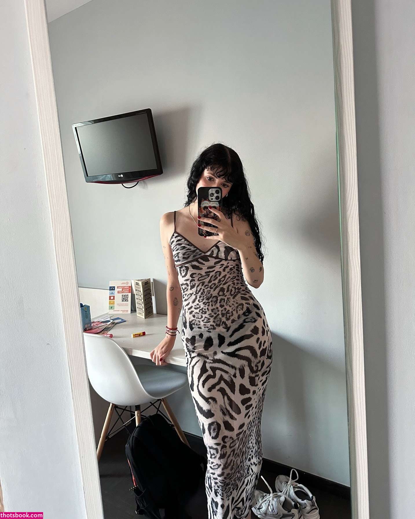 Holly Laing Photo #9