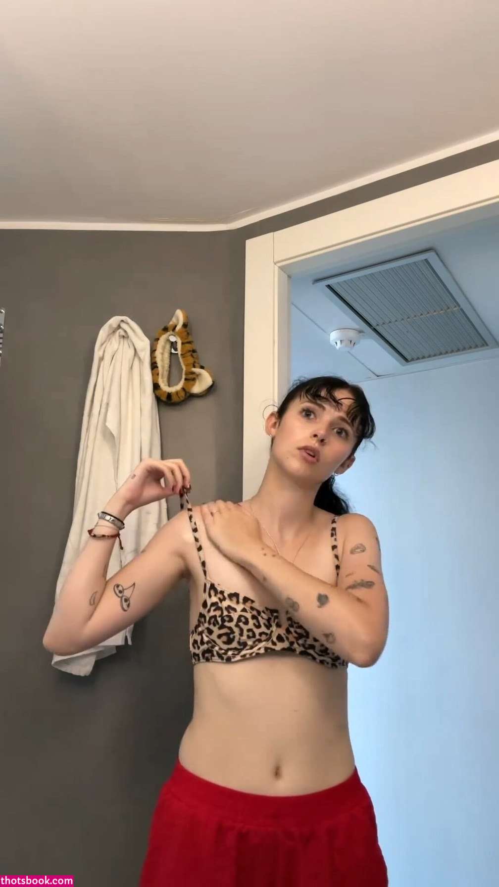 Holly Laing Photo #10