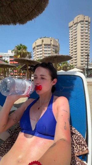 Holly Laing Photo #14