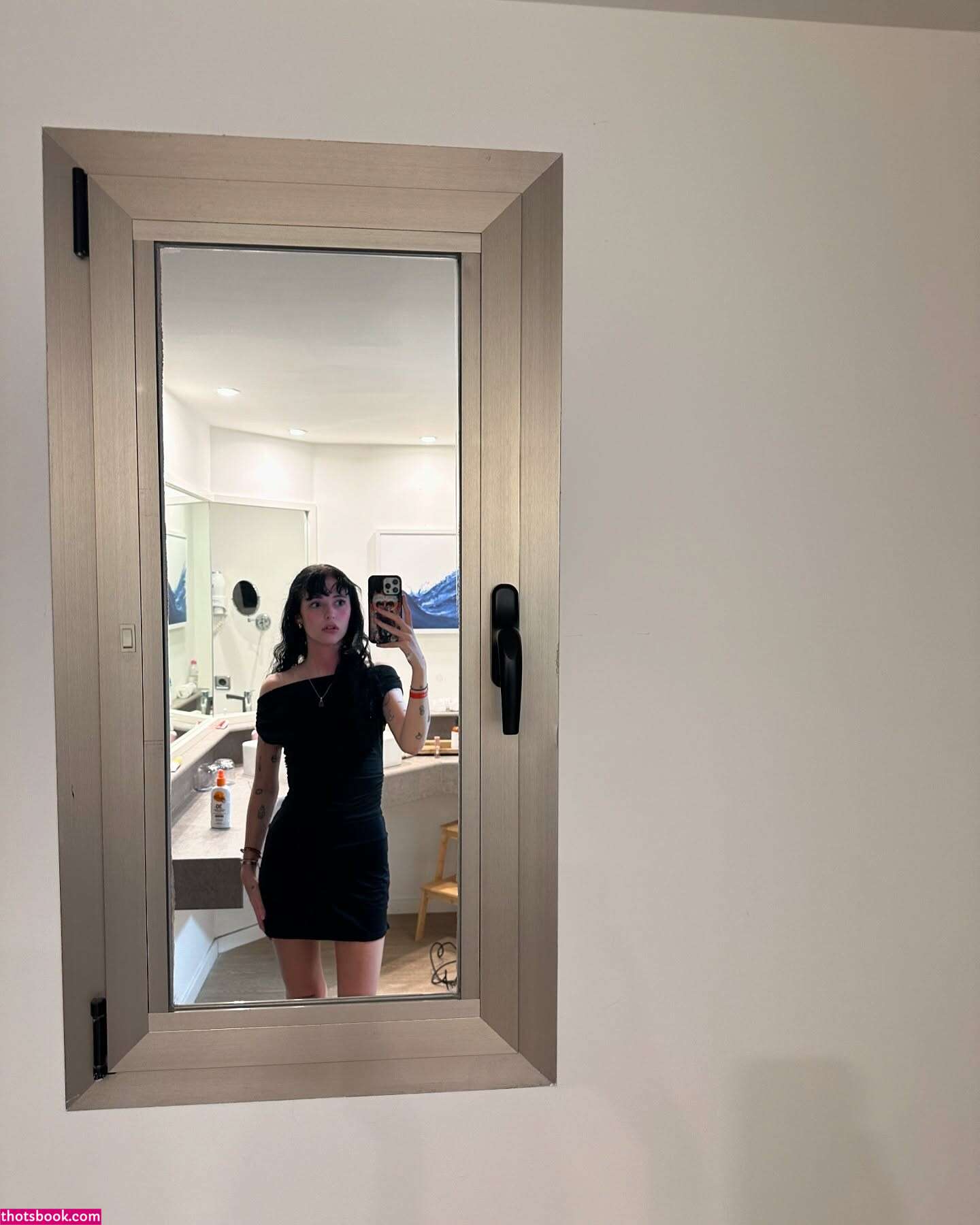 Holly Laing Photo #18