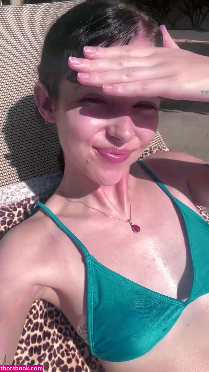 Holly Laing Photo #25