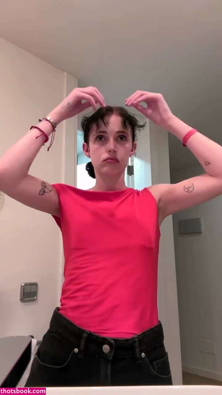 Holly Laing Photo #26