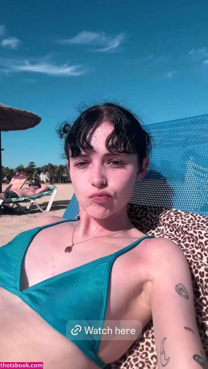 Holly Laing Photo #27