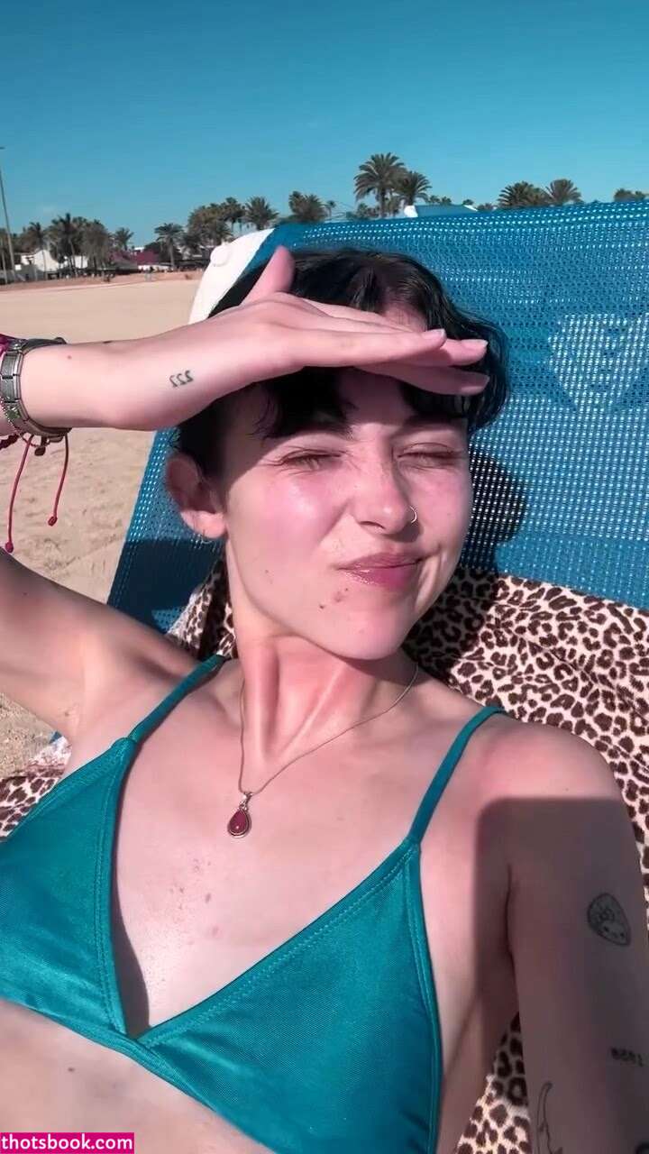 Holly Laing Photo #29