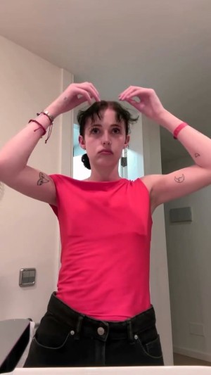 Holly Laing Photo #26