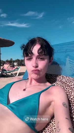 Holly Laing Photo #27