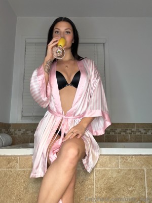 Amelia Hakes Photo #9