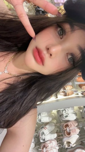 Olivea Hadid Photo #6