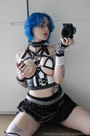 Lyra Crow Photo #852