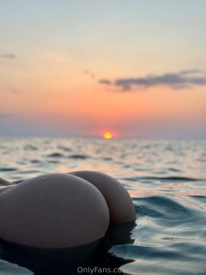 Ellie Land Photo #36