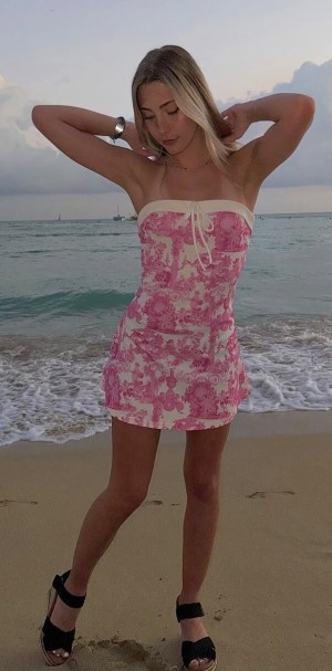 Caroline Ambrose Photo #11