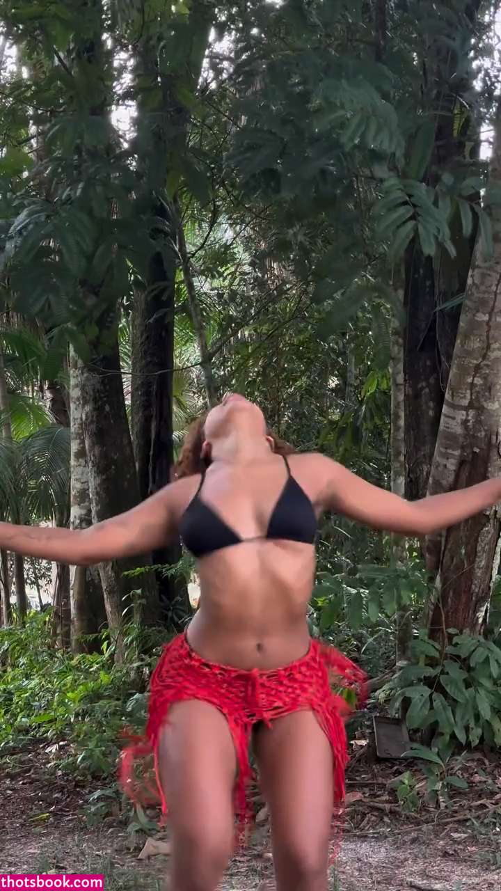 Manayra Santos Photo #4