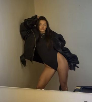 Sara Rikas Photo #9