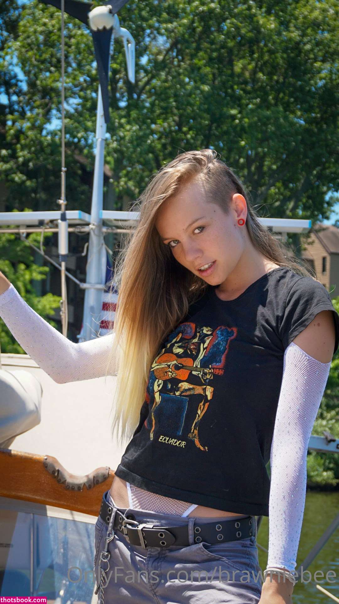 Brawniebee Photo #30