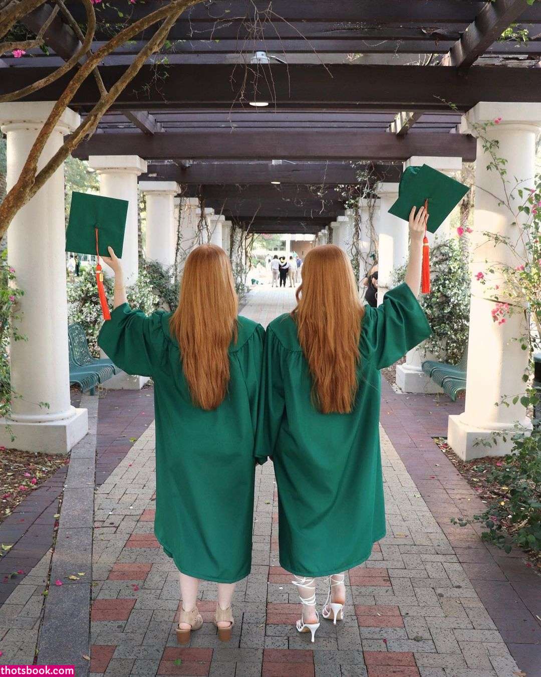 Iksnirub Twins Photo #112