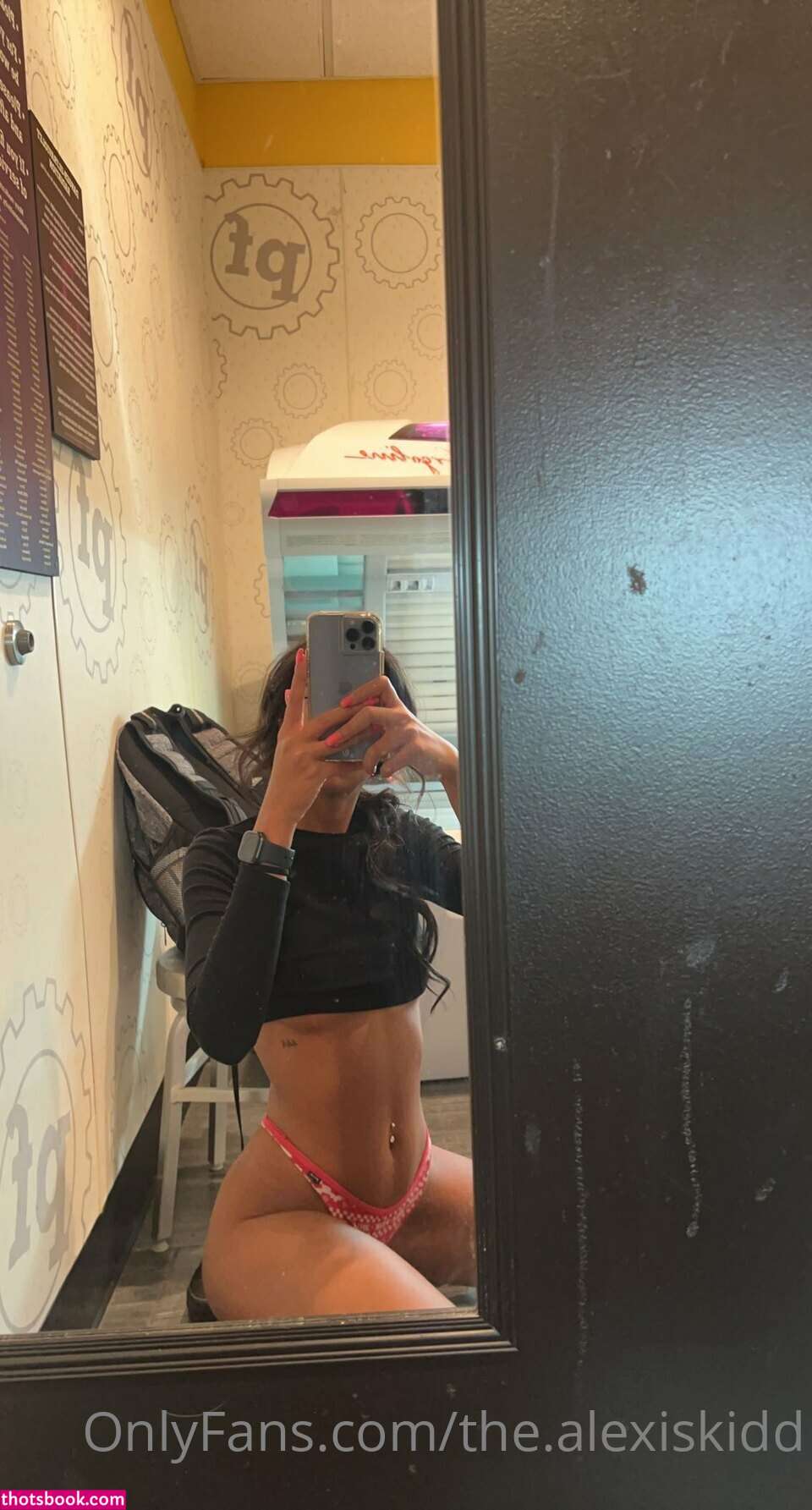 Alexis Kidd Photo #5