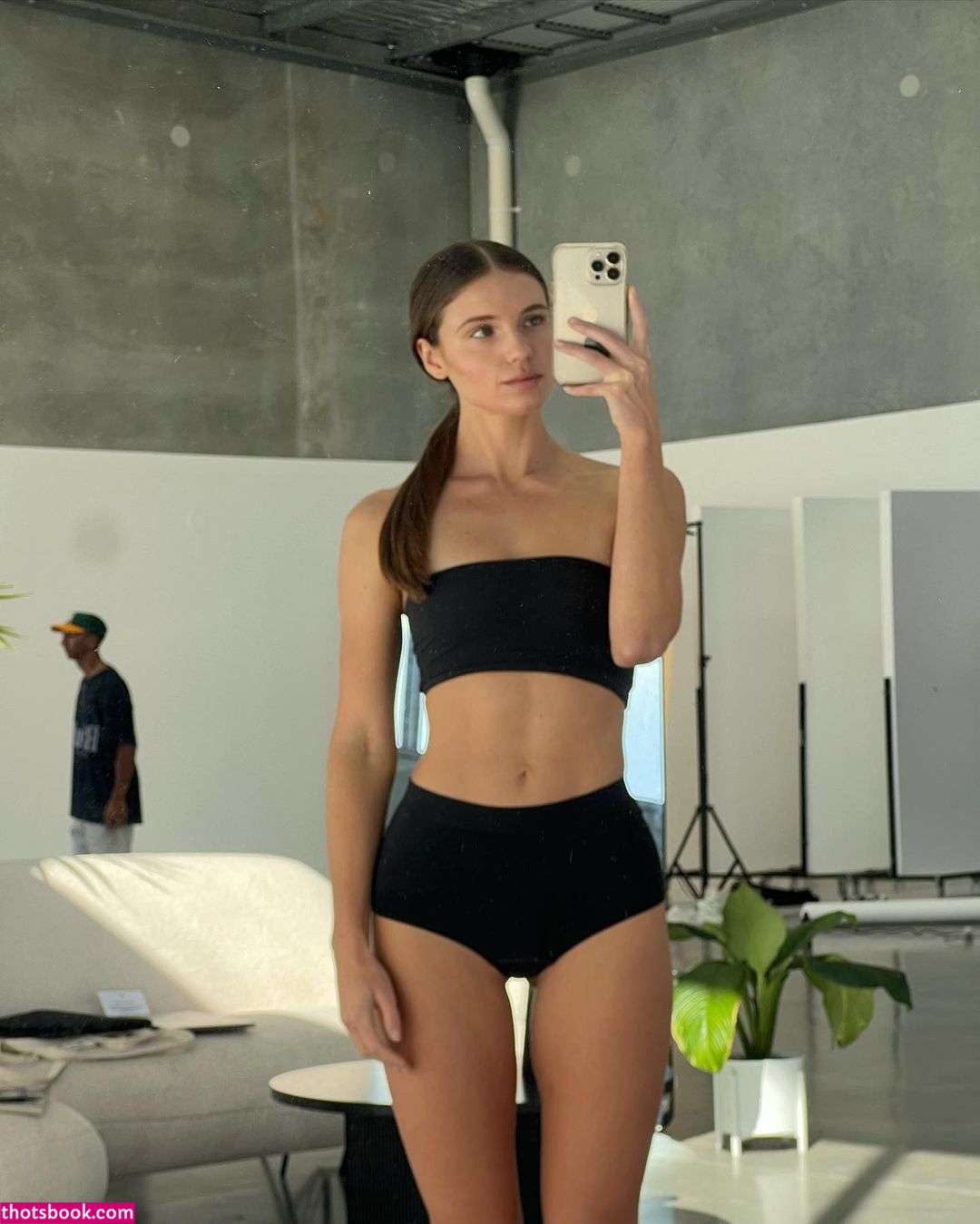 Julia Edwards Photo #11