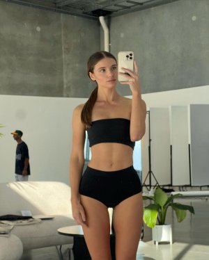 Julia Edwards Photo #11