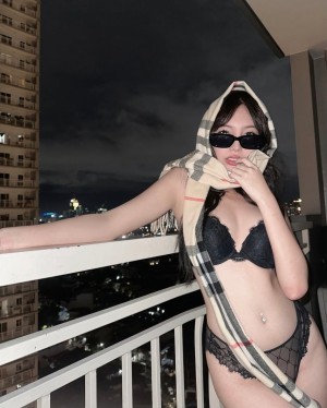 Dani Yoshida Photo #17