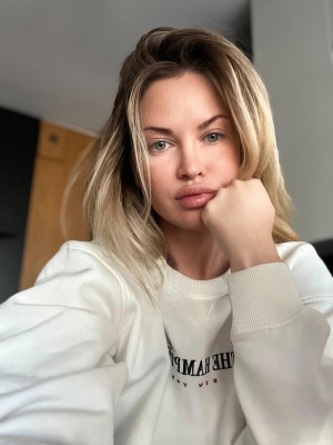 Isabelle Bloom Photo #16